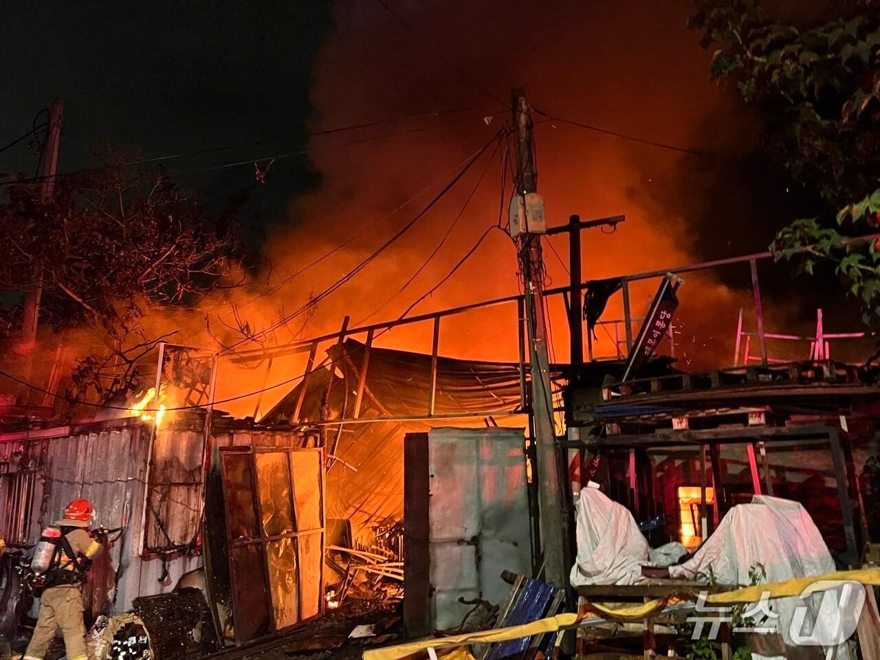 본문 이미지 - 14일 오후 10시48분께 대전 서구 가수원동의 한 가구 제작 공장에서 불이 나 4시간 40분 만에 꺼졌다.(대전소방본부 제공) /뉴스1