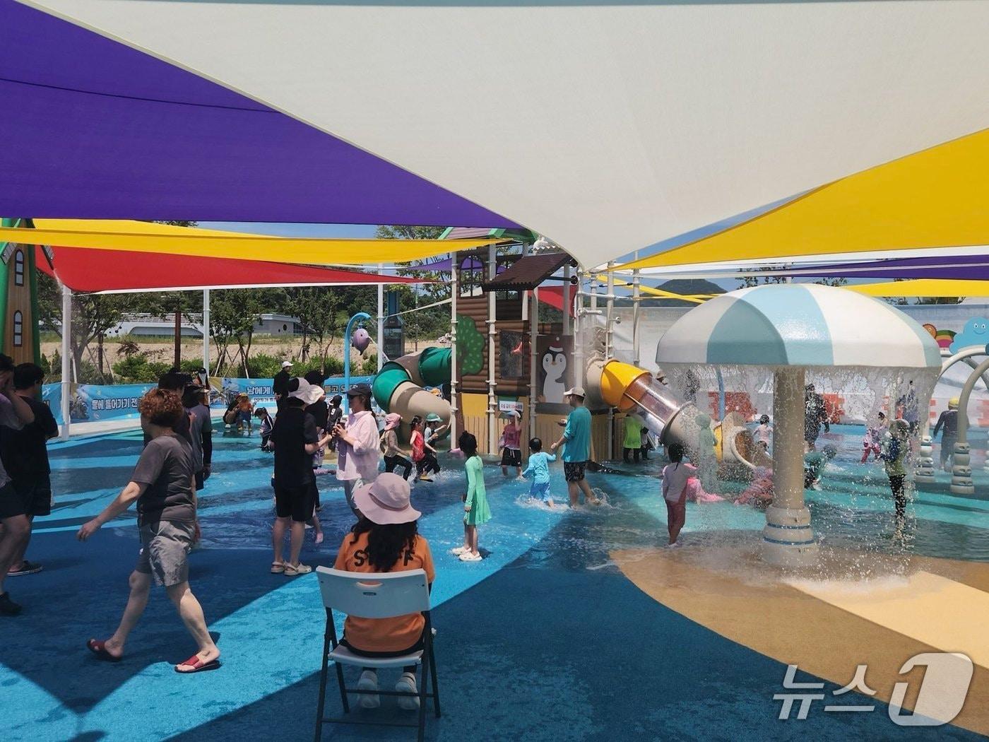 본문 이미지 - 옥천군 &#39;온누리 가족공원 물놀이터&#39; 모습&#40;옥천군 제공, 재판매 및 DB금지&#41; /뉴스1 