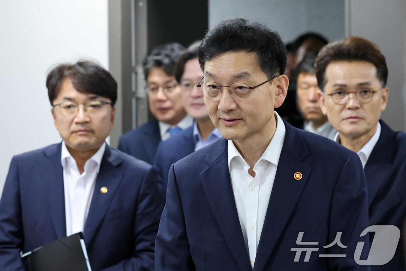 윤창렬 국무조정실장이 15일 오전 서울 여의도 국회의원회관에서 열린 폭염 대책 당정 간담회에 입장하고 있다. 2025.7.15/뉴스1 ⓒ News1 안은나 기자