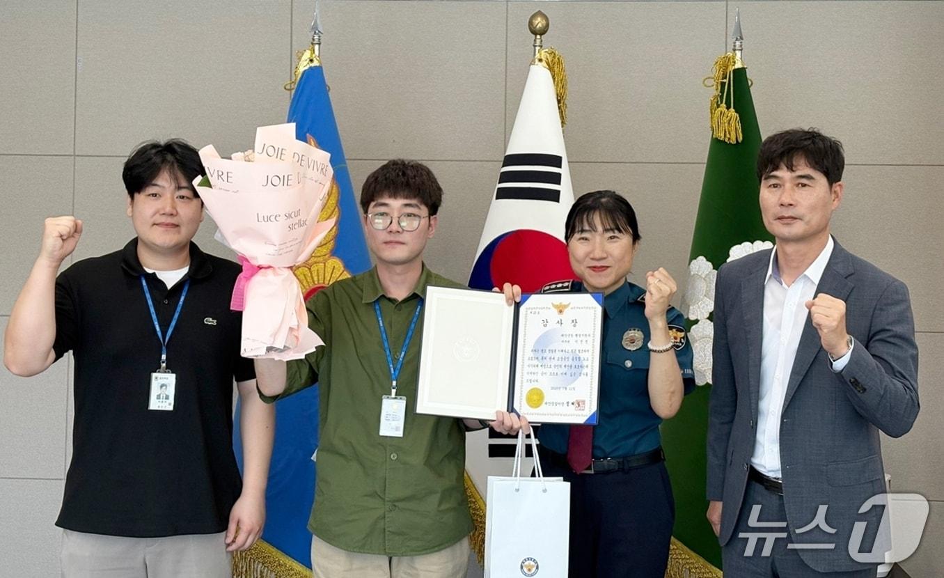 본문 이미지 - 지난 11일 정혜심 태안경찰서장&#40;왼쪽 세 번째&#41;으로부터 감사장을 받은 이진선 주무관&#40;왼쪽 두 번째&#41;과 관계자들이 기념촬영을 하고 있다.&#40;태안군 제공. 재판매 및 DB금지&#41;2025.7.15/뉴스1