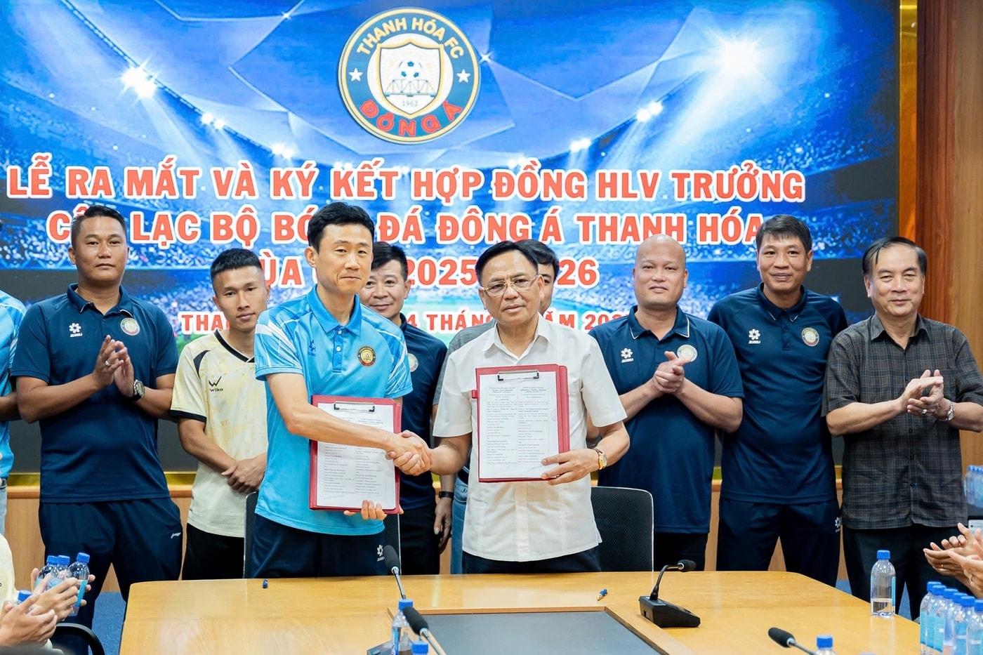 최원권 베트남 대표팀 수석코치가 탄호아 사령탑으로 선임됐다.(디제이매니지먼트 제공)