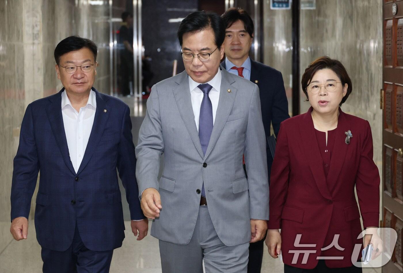 송언석 국민의힘 비상대책위원장 겸 원내대표와 정점식 사무총장, 김정재 정책위의장이 15일 오전 서울 여의도 국회에서 열린 원내대책회의에 참석하고 있다. 2025.7.15/뉴스1 ⓒ News1 이광호 기자
