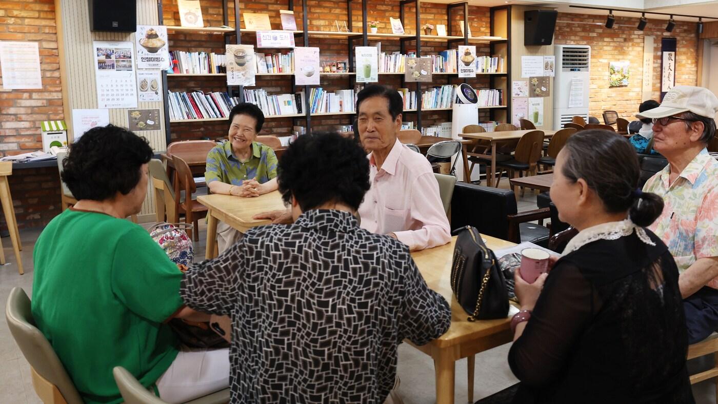 중계청춘카페에서 어르신들이 이야기를 나누는 모습(노원구 제공)