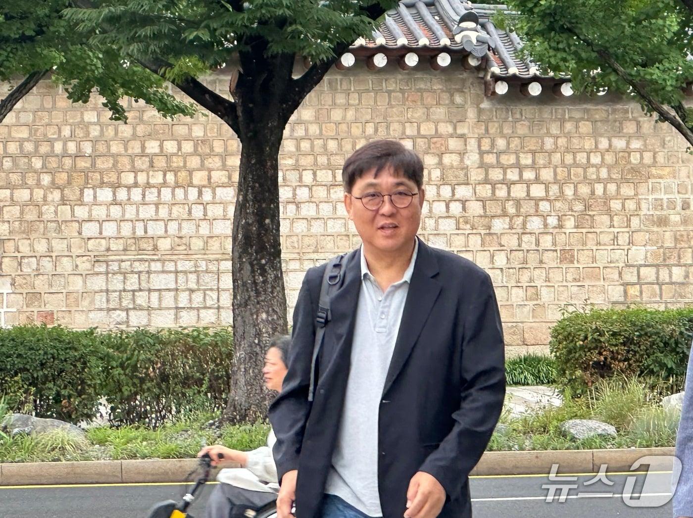 본문 이미지 - 최휘영 문화체육관광부 장관 후보자가 15일 오전 서울 종로구 국립현대미술관에 마련된 인사청문회 사무실로 출근하고 있다. 2025.7.15/뉴스1 ⓒ News1 윤슬빈 기자