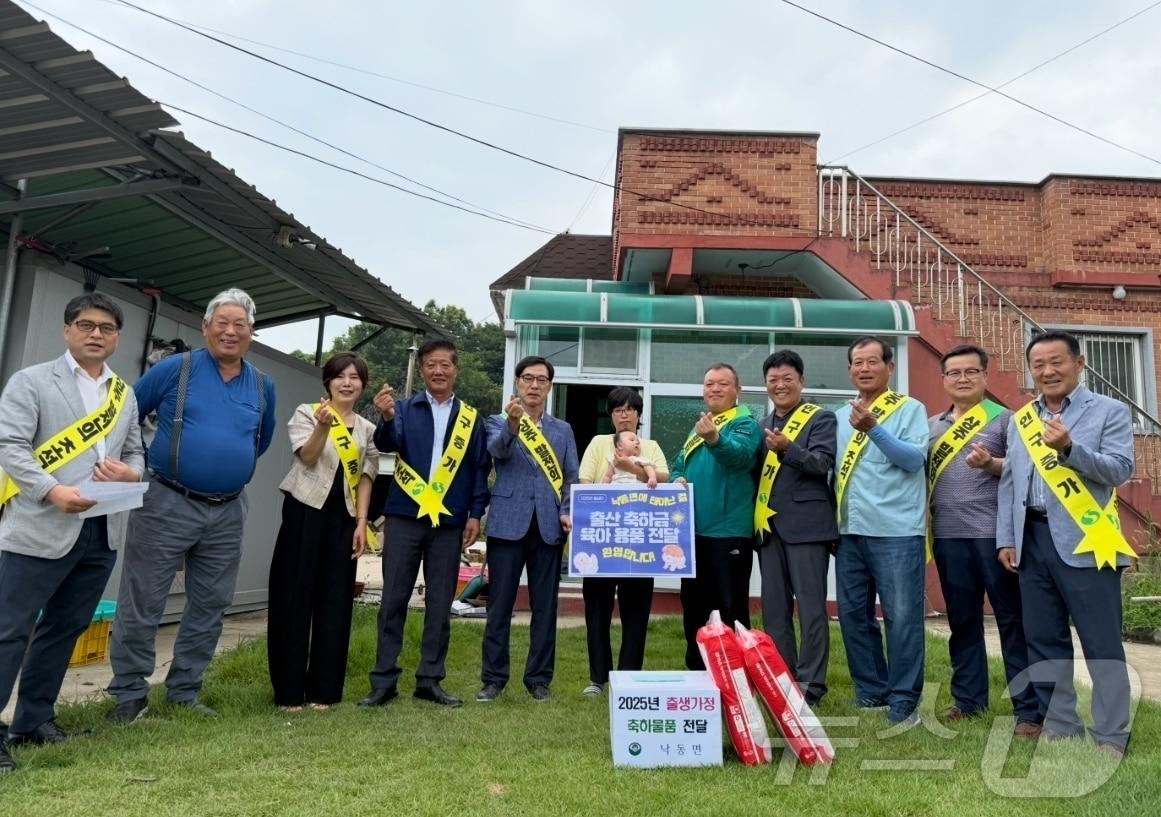 본문 이미지 - 상주시 낙동면의 지역 기관단체장들이 14일 한 출생아 가정을 방문해 축하 인사와 아기용품, 축하금을 전달했다.(상주시 제공, 재판매 및 DB 금지)ⓒ News1 김대벽기자