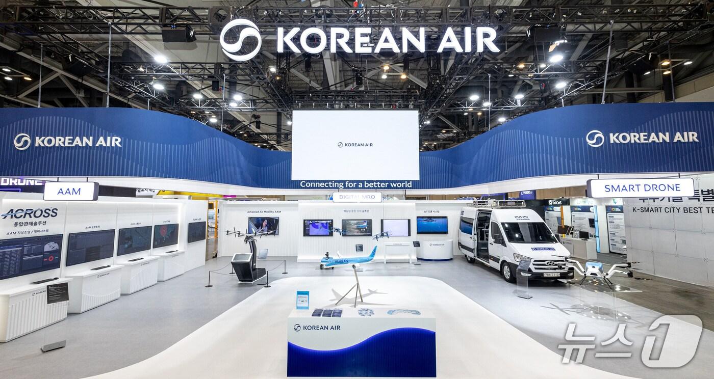 대한항공은 15~17일 부산 벡스코에서 열리는  2025 월드 스마트시티 엑스포에 참가했다. 사진은 대한항공 전시관 모습.&#40;대한항공 제공&#41;