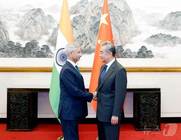 본문 이미지 - 왕이 중국 외교부장은 14일 중국 베이징에서 수브라마냠 자이산카르 인도 외교장관과 회담했다. (사진출처=중국 외교부 홈페이지) ⓒ News1 정은지 특파원