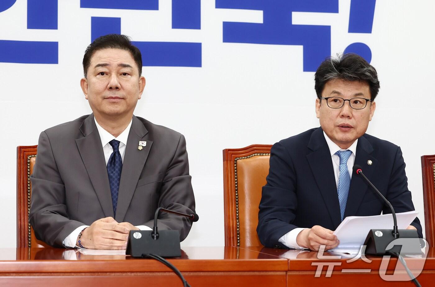 진성준 더불어민주당 정책위의장(오른쪽)이 15일 오전 서울 여의도 국회에서 열린 원내대책회의에서 발언하고 있다. 왼쪽은 김병기 당대표 직무대행 겸 원내대표. 2025.7.15/뉴스1 ⓒ News1 김민지 기자