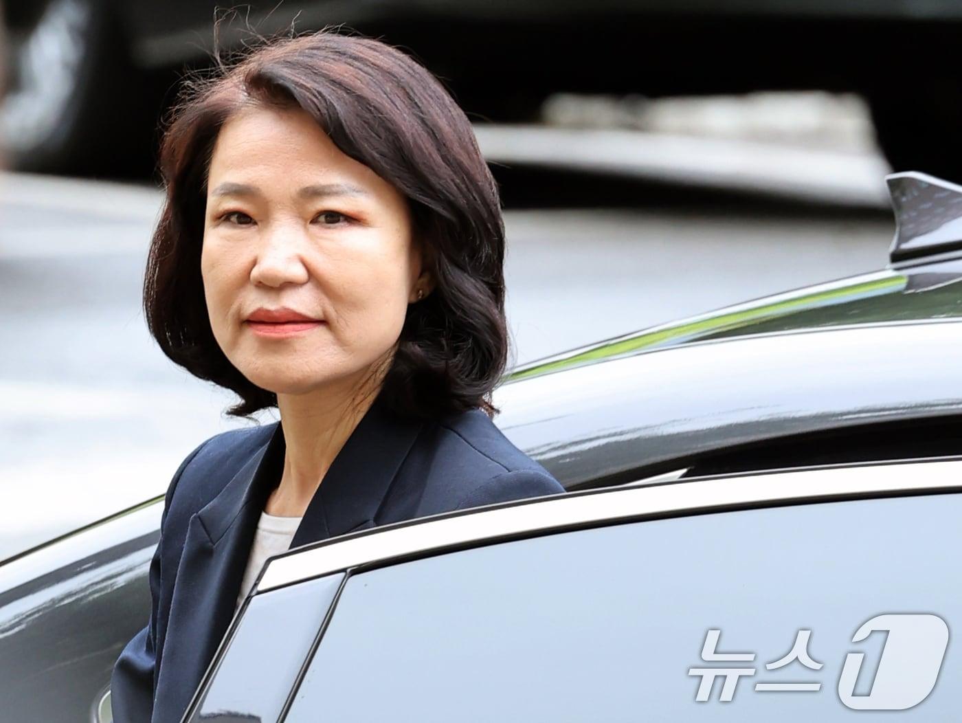 본문 이미지 - 이진숙 방송통신위원장이 15일 오전 경기 과천시 정부과천청사 방통위로 출근하고 있다. 2025.7.15/뉴스1 ⓒ News1 황기선 기자