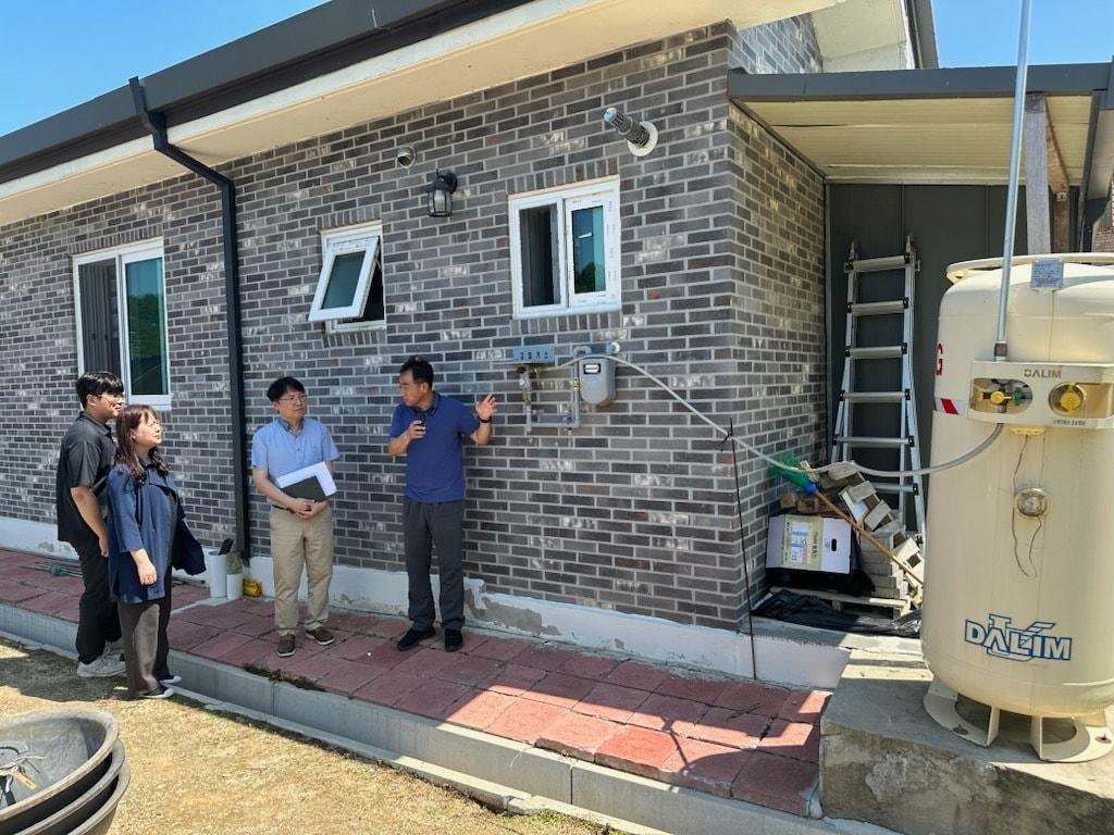 본문 이미지 -  보령시 에너지팀이 부여군 LPG소형저장탱크 시설을 둘러보는 모습.(부여군 제공. 재판매 및 DB금지)/뉴스1