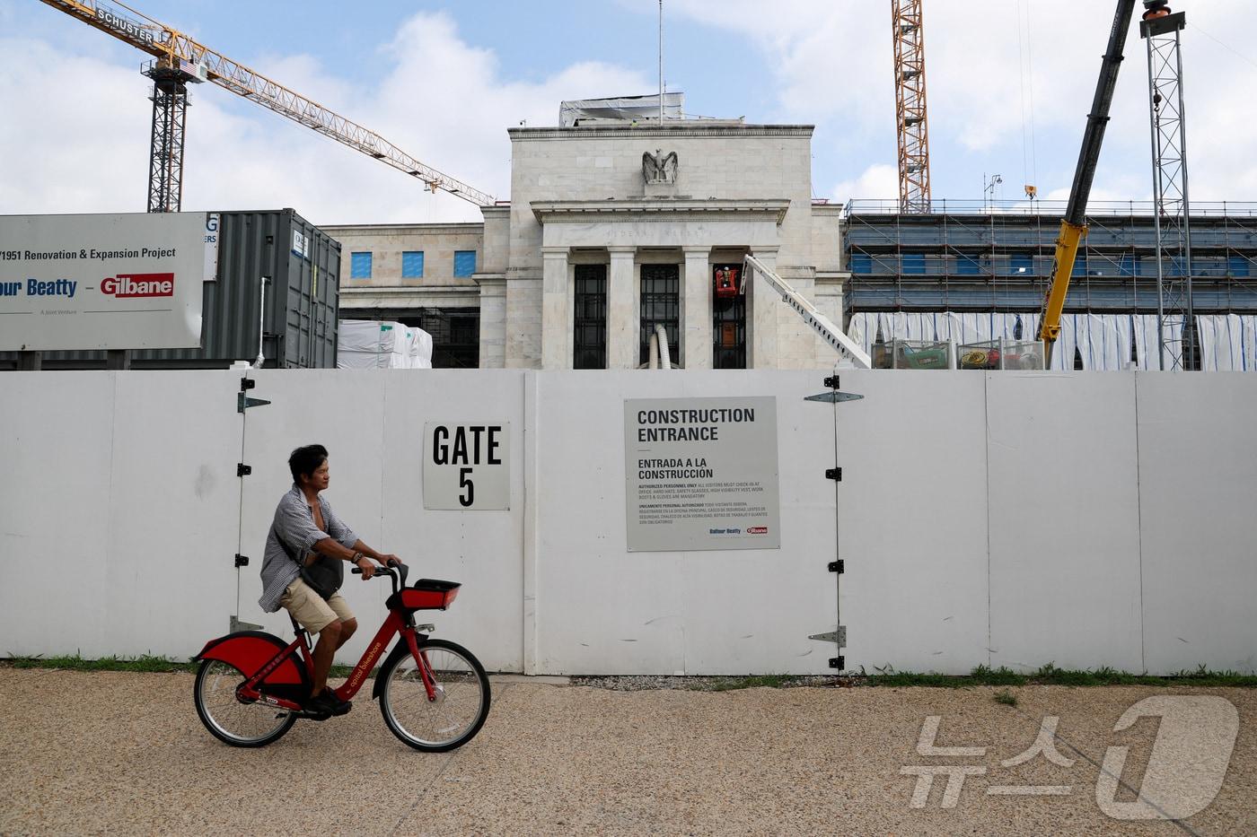 17일(현지시간) 워싱턴 DC의 연방준비제도(연준) 건물 공사 현장 옆을 한 사람이 지나가고 있다. 2025.7.14l ⓒ 로이터=뉴스1