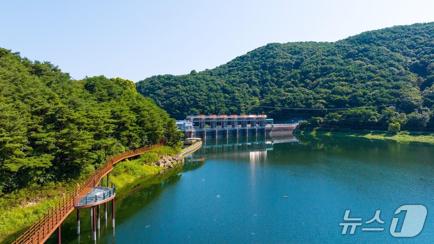 충북 괴산군의 '산막이호수길 조성사업'이 한국관광정책연구학회(TOPA)가 주관한 '3회 대한민국 관광정책대상'에서 생태관광자원 분야 대상에 선정됐다.(괴산군 제공, 재판매 및 DB금지)/뉴스1