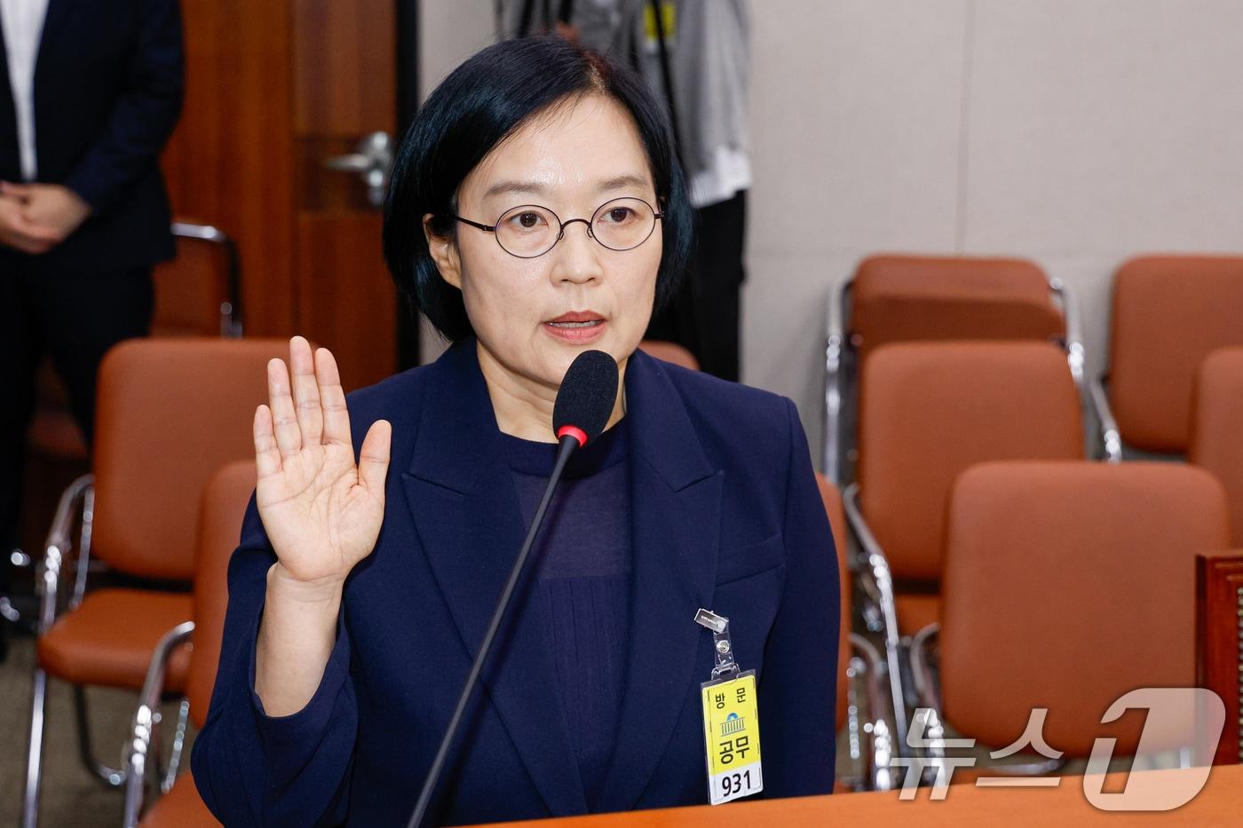 한성숙 중소벤처기업부 장관 후보자가 15일 오전 서울 여의도 국회 산업통산자원중소벤처기업위원회에서 열린 인사청문회에 출석해 선서를 하고 있다. 2025.7.15/뉴스1 ⓒ News1 안은나 기자