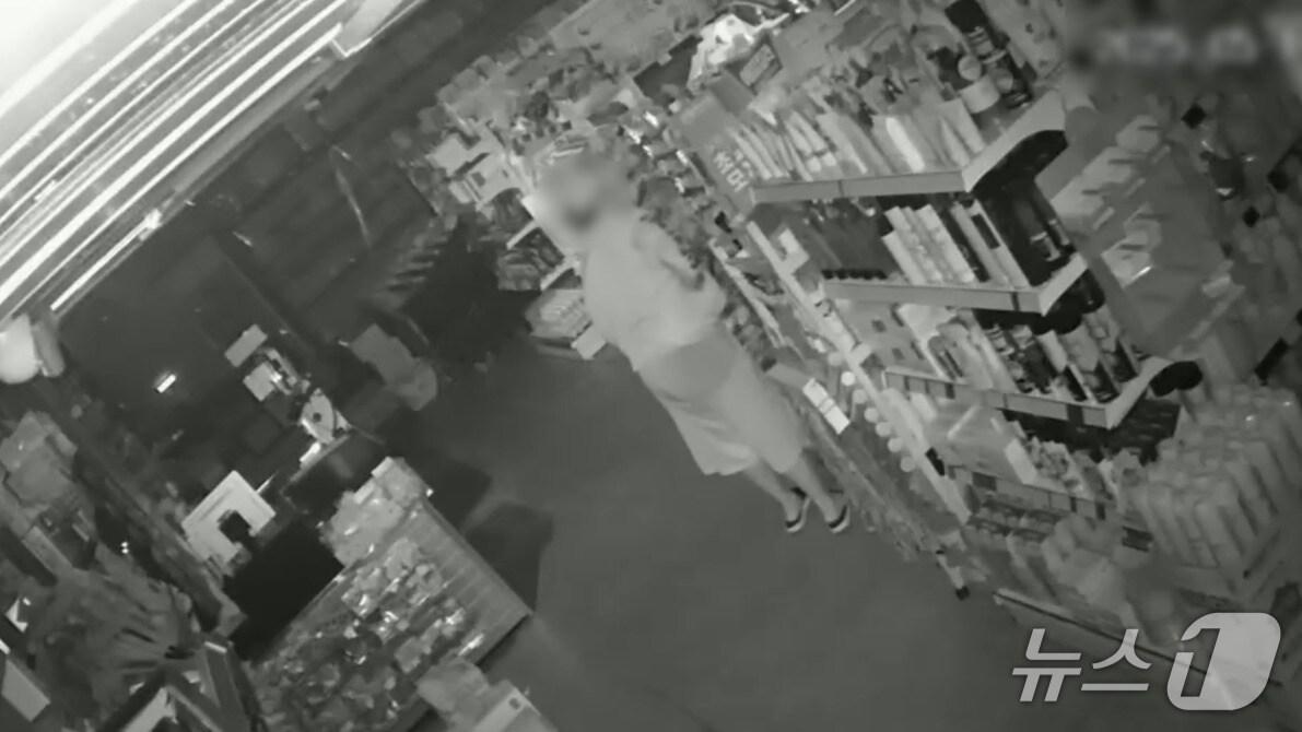 본문 이미지 - 마트 절도 범행 장면이 담긴 CCTV 화면(대전경찰청 제공) /뉴스1