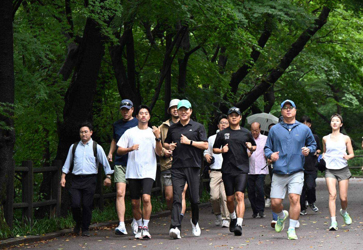 오세훈 서울시장이 '아침현장소통' 첫 날인 15일 시민과 함께 남산 북측순환로를 달리고 있다.(서울시 제공)