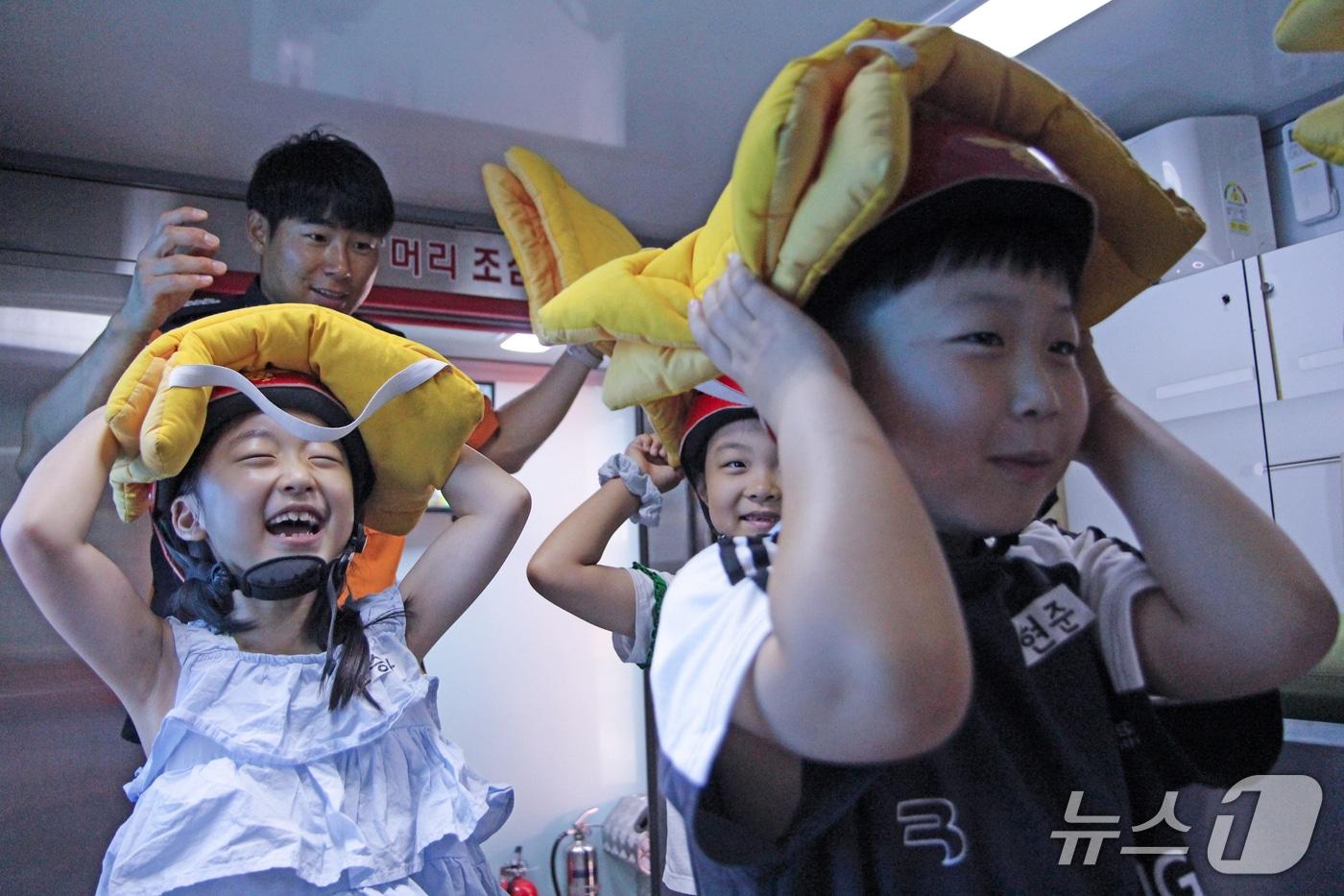 포항북부소방서가 15일 초등학생을 대상으로 '어린이 맞춤형 소방안전교육'을 실시한다. 흥해 초서초교 학생들이 지진 대피 훈련을 하고 있다.(포항북부소방서 제공, 재판매 및 DB금지) 2025.7.15/뉴스1