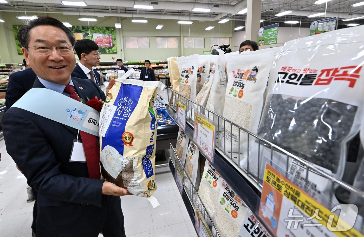 유정복 인천시장이 14일(현지시간) 캐나다 토론토 갤러리아 슈퍼마켓 욕밀점(Galleria Supermarket YorkMills)에서 열린 '인천 농수산식품 토론토 상륙대전'에서 판매중인 농수산물을 살펴보고 있다.(인천시 제공. 재판매 및 DB 금지) / 뉴스1