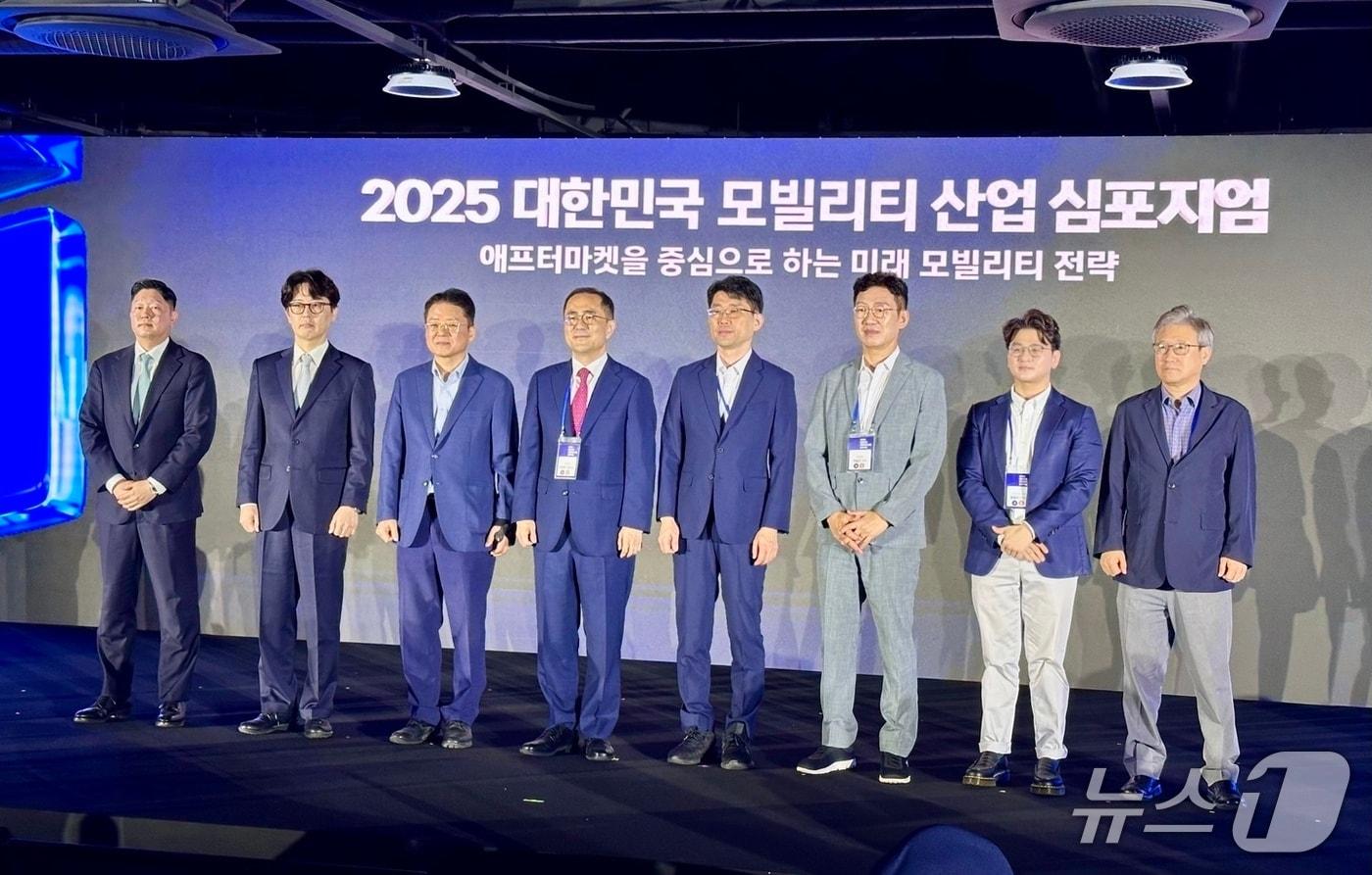 한국자동차기자협회와 SK렌터카는 15일 충남 천안시 &#39;SK렌터카 오토옥션&#39;에서 2025 대한민국 모빌리티산업 심포지엄을 개최했다. 사진은 심포지엄 주제 발표자와 패널 토론 참가자의 모습.ⓒ 뉴스1 이동희 기자.