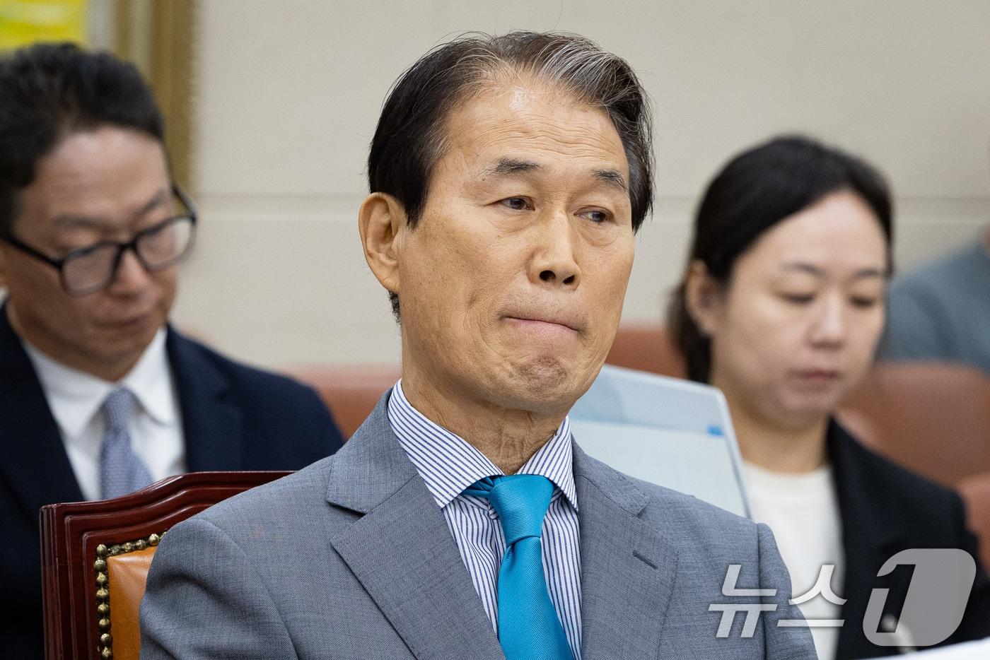 권오을 국가보훈부 장관 후보자가 15일 서울 여의도 국회에서 열린 인사청문회에 출석해 청문회 시작을 기다리고 있다. 2025.7.15/뉴스1 ⓒ News1 유승관 기자