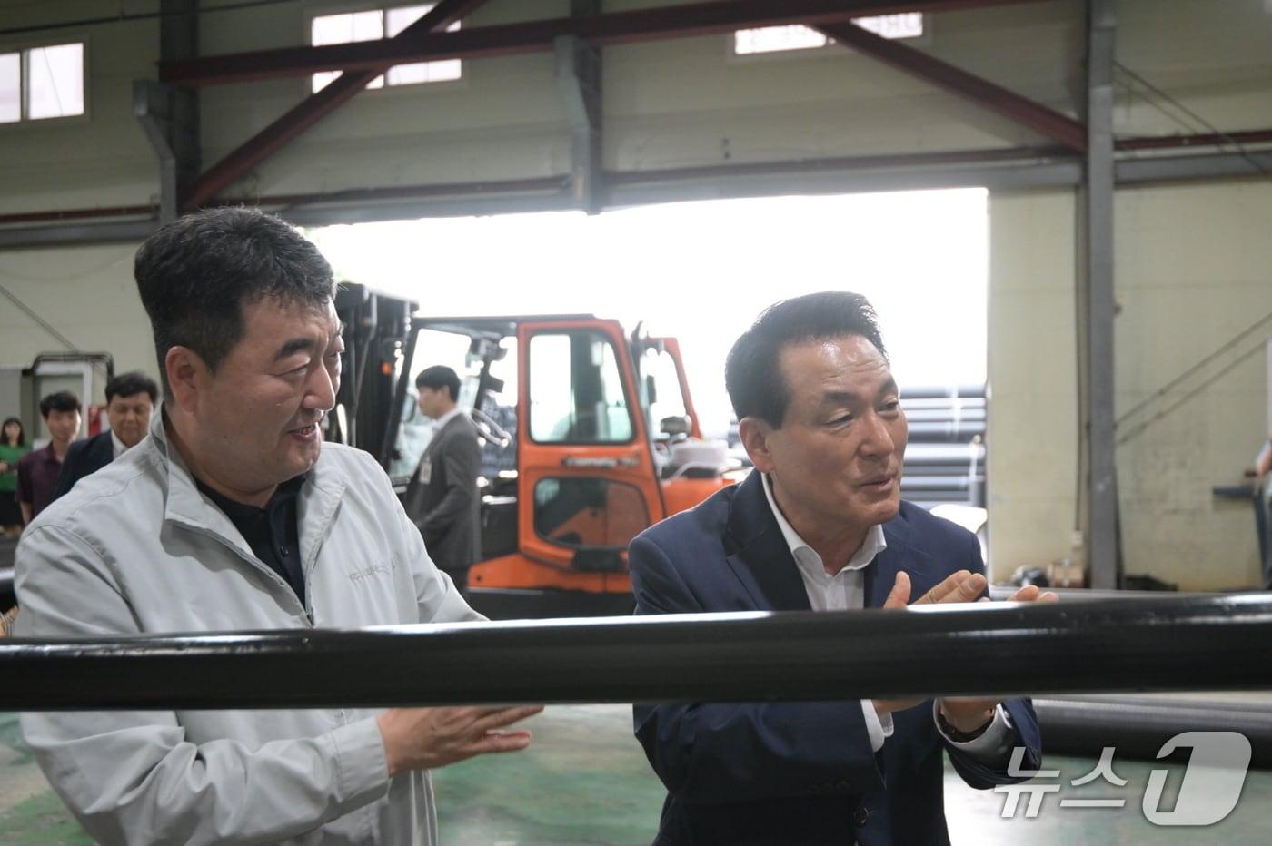 백성현 논산시장(오른쪽)이 관내 기업체를 방문해 운영 현장을 살펴보고 기업의 목소리를 듣는 시간을 가졌다. (논산시 제공.재판매 및 DB금지)/뉴스1