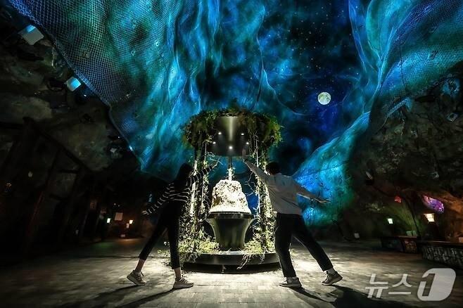 본문 이미지 - 옥천군 장령산휴양림 숲속동굴 테마파크 내 소원바위(옥천군 제공, 재판매 및 DB금지) /뉴스1