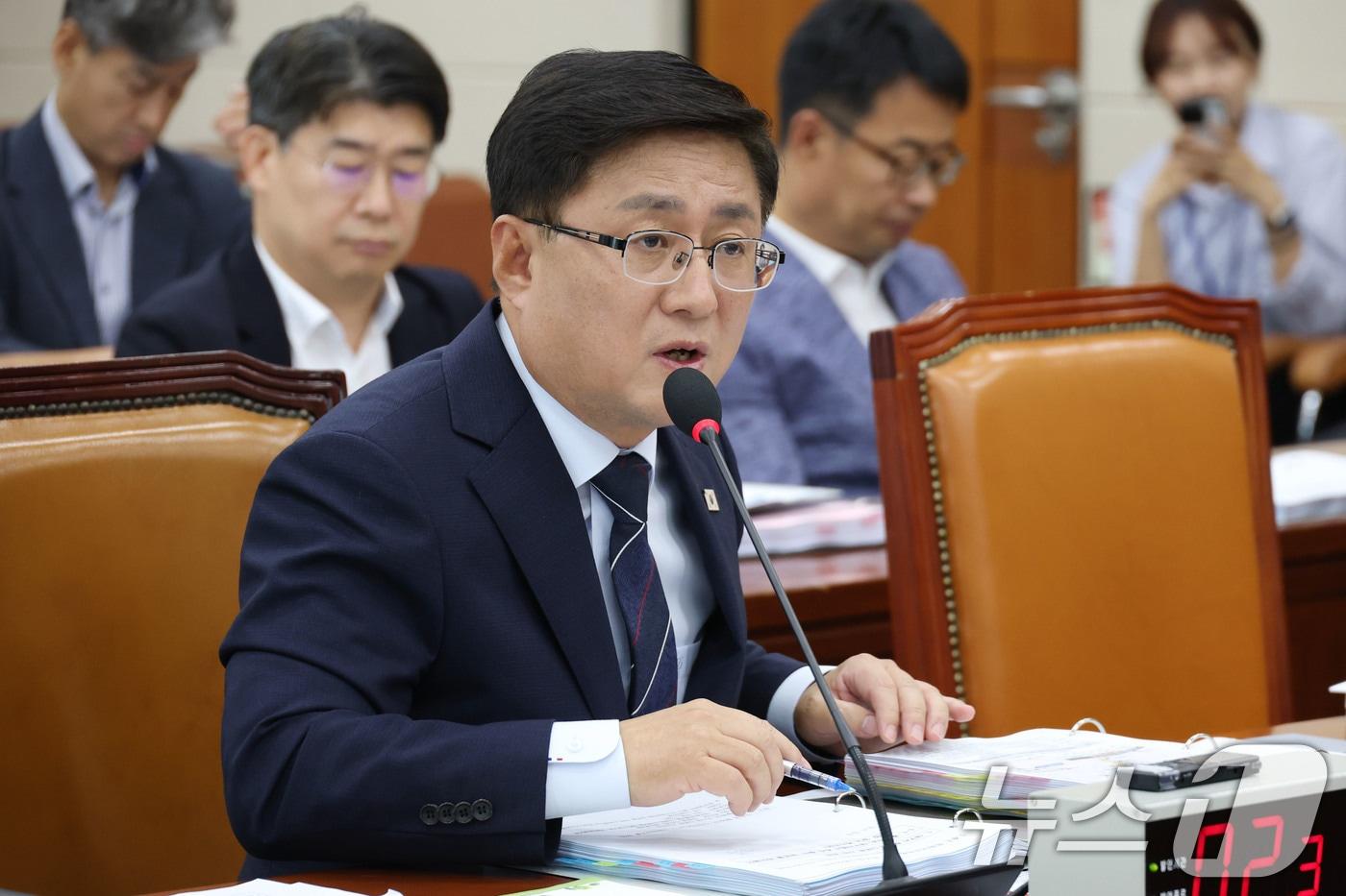 김성환 환경부 장관 후보자가 15일 오전 서울 여의도 국회 환경노동위원회 전체회의장에서 열린 인사청문회에 출석해 의원 질의에 답하고 있다. 2025.7.15/뉴스1 ⓒ News1 이광호 기자