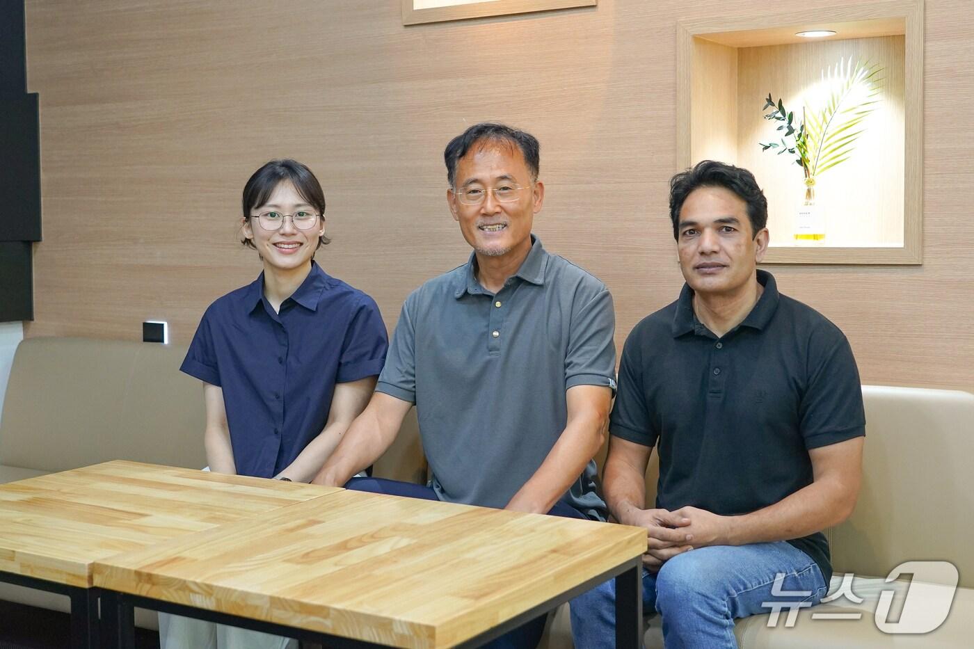 최영인 학생, 이흥노 교수, 데이비드 사뮤엘 바티 연구원(왼쪽부터) (지스트 제공, 재판매 및 DB 금지)/뉴스1