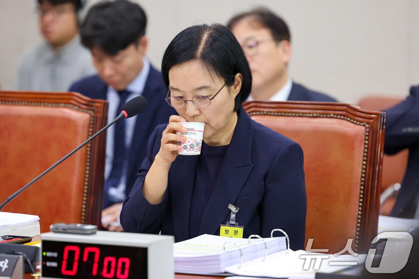 한성숙 중소벤처기업부 장관이 후보자 시절 인사청문회에 출석해 물을 마시고 있다. 2025.7.15 ⓒ News1 안은나 기자