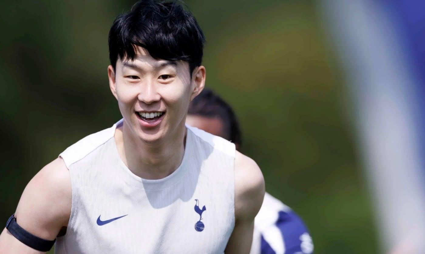 환한 표정으로 토트넘 훈련에 임한 손흥민&#40;토트넘 홈페이지 캡처&#41; 