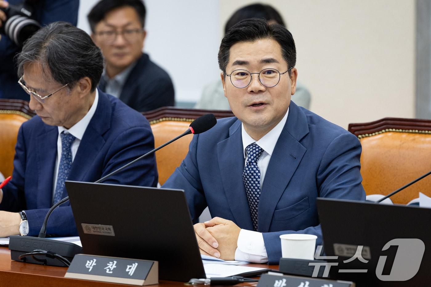 박찬대 더불어민주당 의원이 15일 서울 여의도 국회에서 열린 정무위원회의 권오을 국가보훈부 장관 후보자에 대한 인사청문회에 앞서 정무위 보임 인사를 하고 있다. 2025.7.15/뉴스1 ⓒ News1 유승관 기자