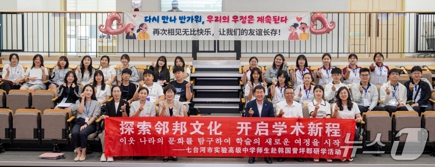 중국 치타이허시 청소년 교류단이 15일 충북 증평군을 방문해 기념촬영을 하고 있다.&#40;증평군 제공, 재판매 및 DB금지&#41;/뉴스1