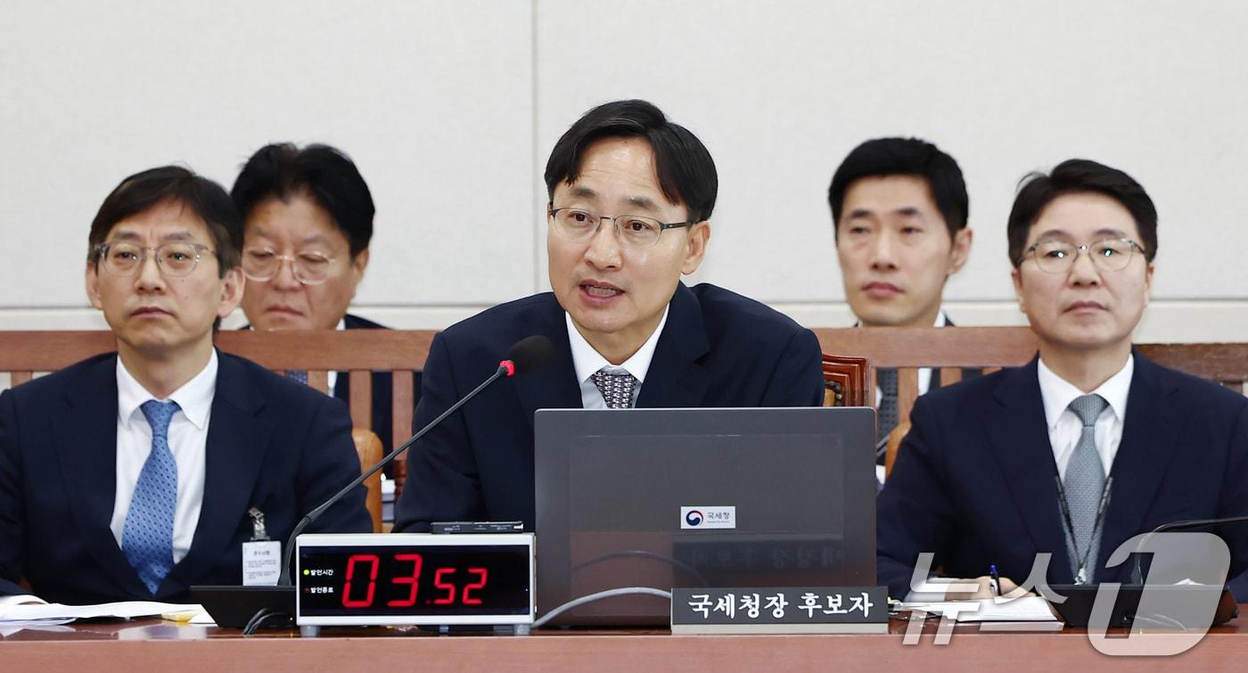 임광현 국세청장 후보자가 15일 오전 서울 여의도 국회 기획재정위원회에서 열린 국세청장 후보자 인사청문회에서 의원 질의에 답변하고 있다. 2025.7.15/뉴스1 ⓒ News1 김민지 기자