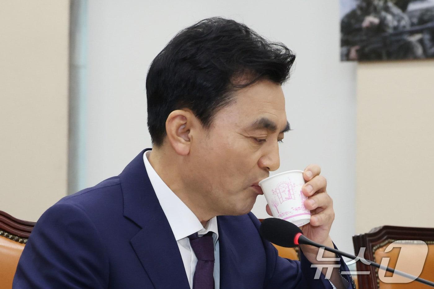 안규백 국방부 장관 후보자가 15일 오전 서울 여의도 국회 국방위원회 전체회의장에서 열린 인사청문회에 출석해 물을 마시고 있다. 2025.7.15/뉴스1 ⓒ News1 이광호 기자