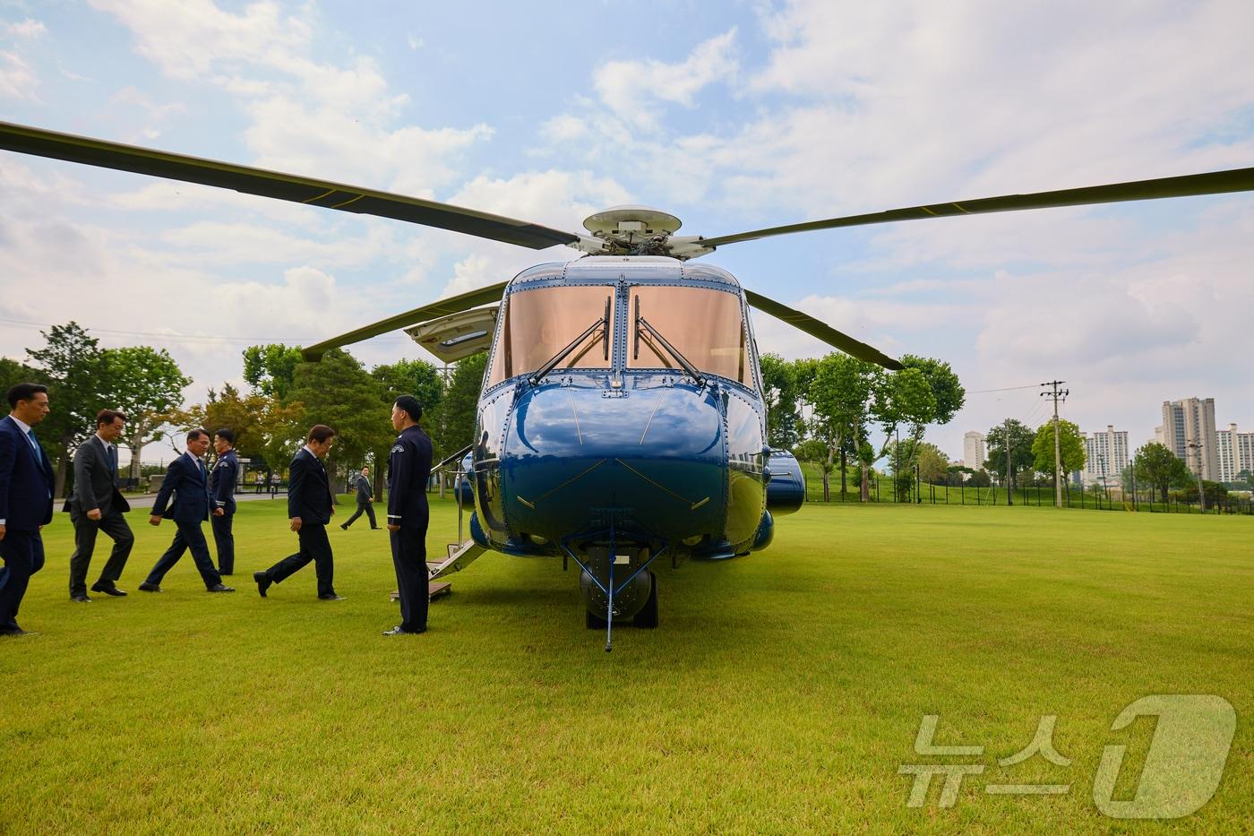 이재명 대통령이 헬기에 탑승하고 있다. (이재명 대통령 SNS. 재판매 및 DB 금지) 2025.7.15/뉴스1 ⓒ News1 이재명 기자