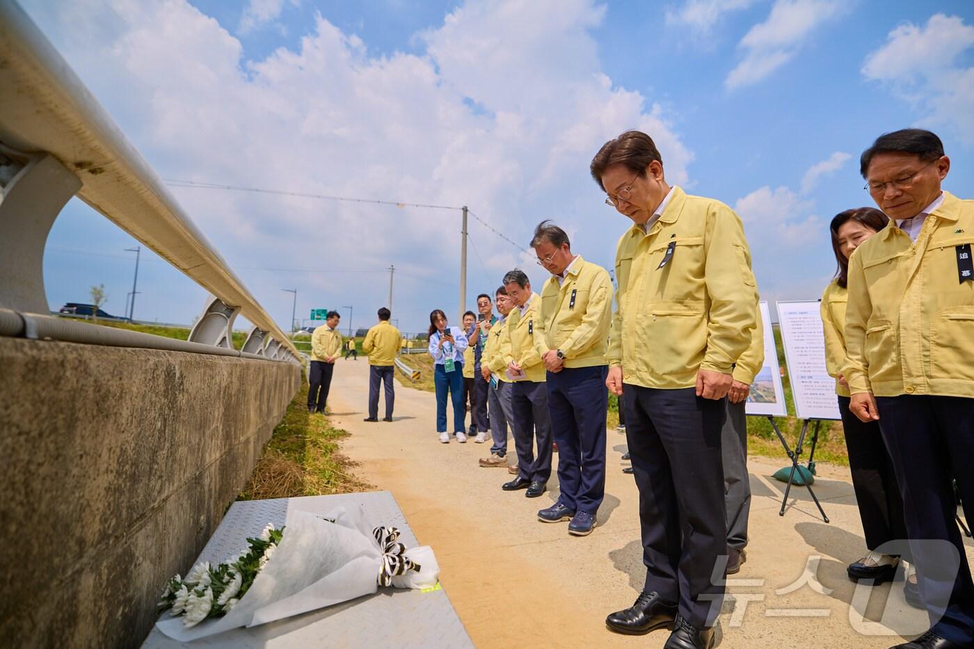이재명 대통령이 지난14일 충북 청주시 흥덕구 오송읍 궁평2지하차도를 방문해 참사 추모 헌화 후 묵념을 하고 있다. 이 대통령은 오송 지하차도 참사 2주기를 하루 앞둔 이날 참사 현장을 찾아 “관리 부실로 인한 인명사고는 엄격히 처벌해야 한다”고 강조했다. &#40;이재명 대통령 SNS. 재판매 및 DB 금지&#41; 2025.7.15/뉴스1 ⓒ News1 이재명 기자