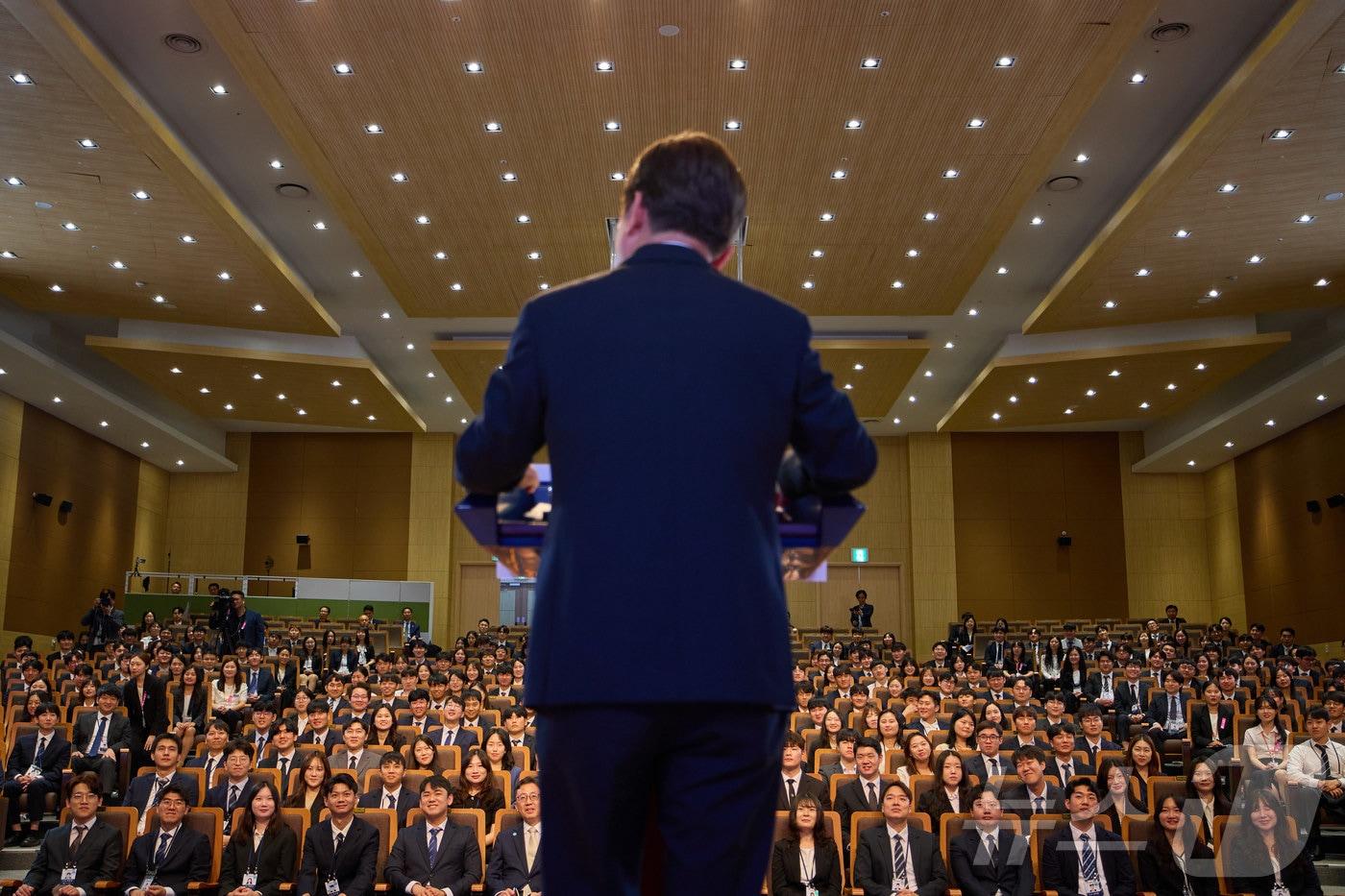 본문 이미지 - 이재명 대통령이 지난 14일 충북 진천 국가공무원인재개발원에서 5급 신임관리자 과정 교육생에게 특강을 하고 있다. (이재명 대통령 SNS. 재판매 및 DB 금지) 2025.7.15 ⓒ 뉴스1 이재명 기자