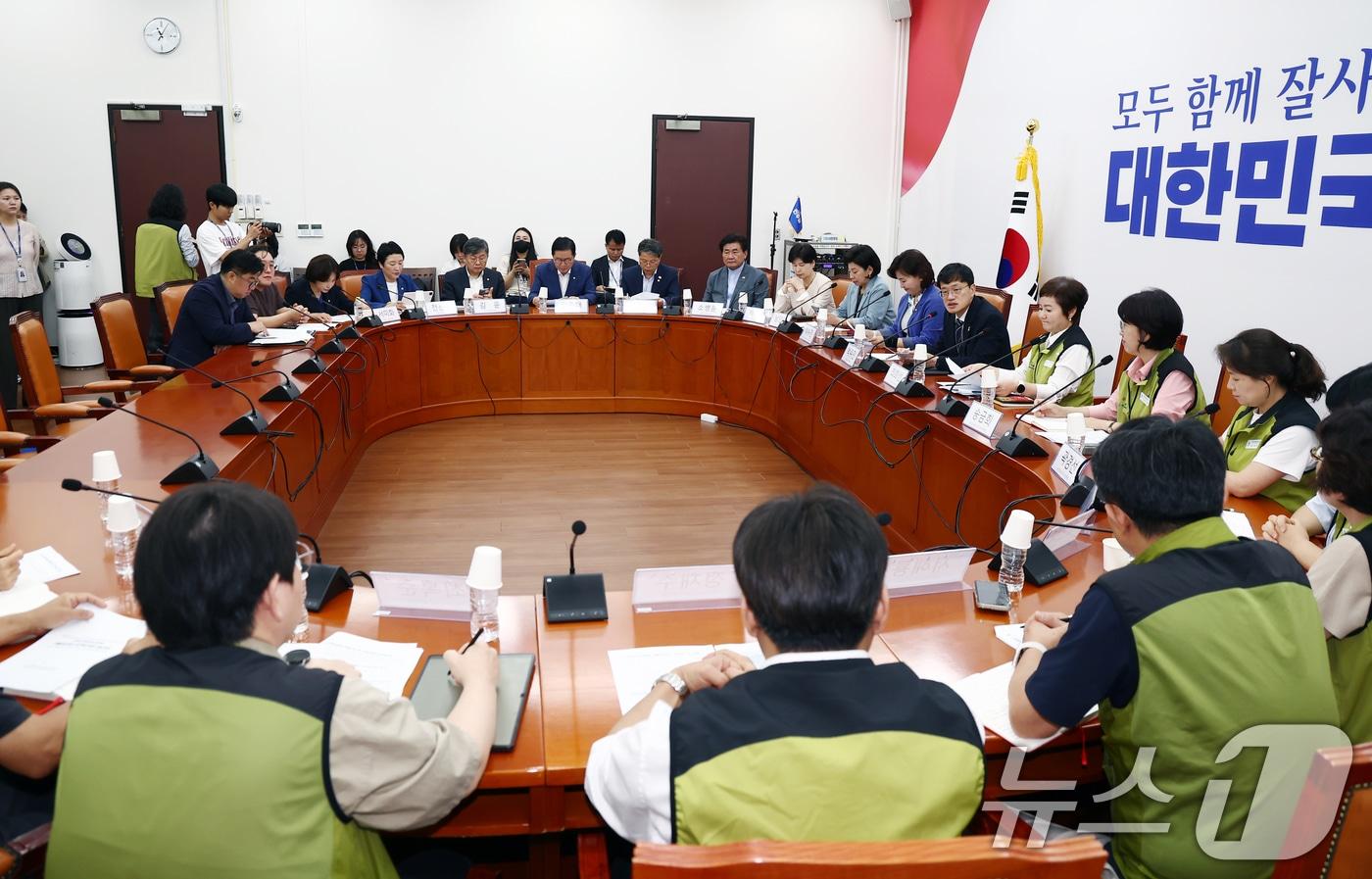 박주민 국회 보건복지위원장이 15일 오전 서울 여의도 국회에서 열린 더불어민주당·전국보건의료산업노동조합 간담회에서 모두 발언을 하고 있다. 2025.7.15/뉴스1 ⓒ News1 김민지 기자