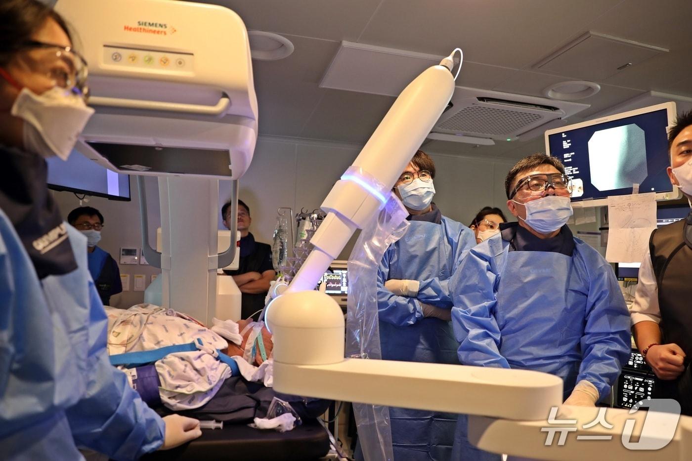 울산대병원이 국내 최초로 차세대 로봇 기관지내시경 시스템인 ‘Ion Endoluminal System’을 도입했다. 울산대병원은 앞서 지난 9일 70대 남성을 상대로 첫 임상 시술을 성공적으로 마쳤다.(울산대병원제공. 재판매 및 DB 금지)