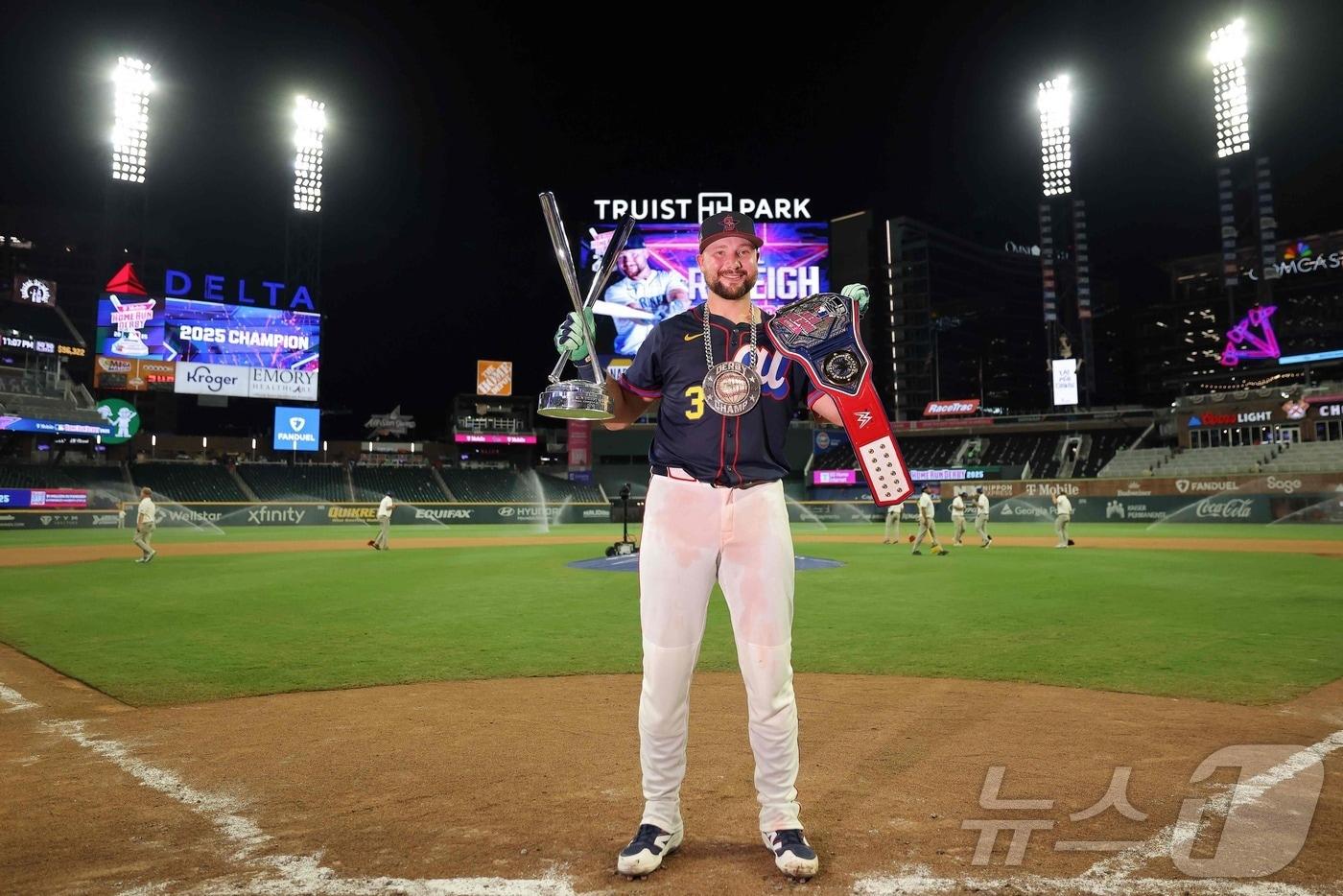 시애틀 매리너스 칼 롤리가 15일&#40;한국시간&#41; 열린 2025 메이저리그 올스타 홈런 더비에서 우승했다. ⓒ AFP=뉴스1