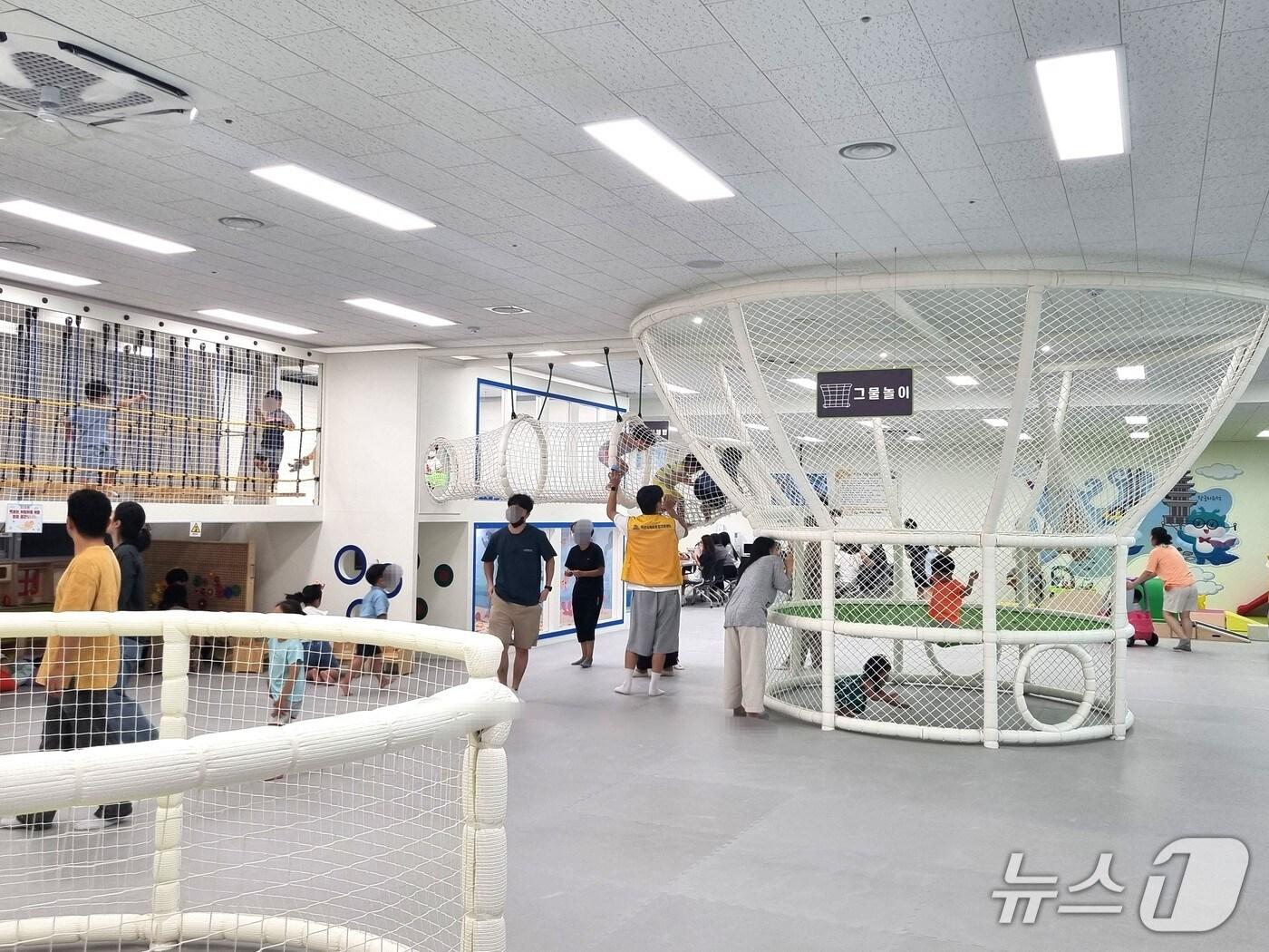 본문 이미지 - 익산시 서부권육아종합지원센터에서 운영하는 '별빛달빛 야간개장' 모습.(익산시 제공. 재판매 및 DB금지)