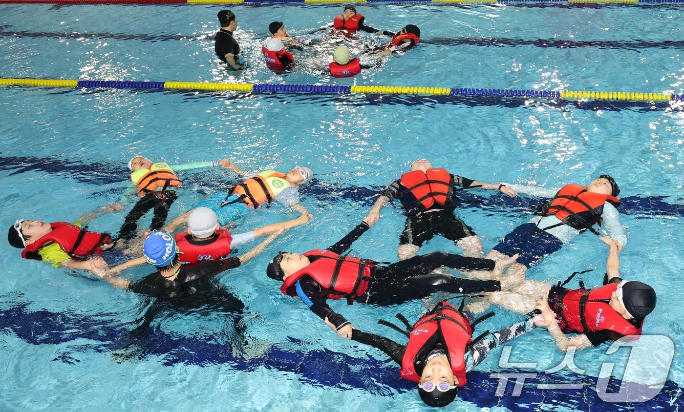 본문 이미지 - 생존수영 자료사진. (사진은 기사 내용과 무관함) / 뉴스1 ⓒ News1