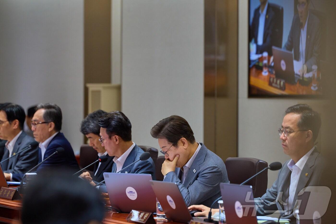 이재명 대통령이 15일 서울 용산 대통령실 청사에서 열린 국무회의에서 자료를 살펴보고 있다. &#40;대통령실 제공. 재판매 및 DB 금지&#41; 2025.7.15/뉴스1 ⓒ News1 이재명 기자