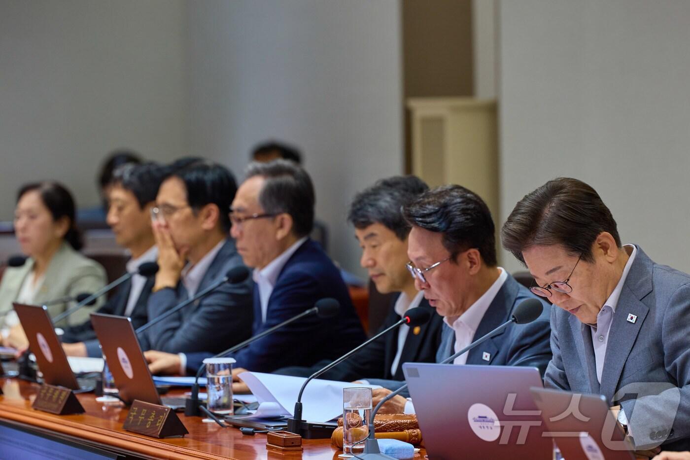 이재명 대통령이 15일 서울 용산 대통령실 청사에서 열린 국무회의에서 자료를 살펴보고 있다. &#40;대통령실 제공. 재판매 및 DB 금지&#41; 2025.7.15/뉴스1 ⓒ News1 이재명 기자