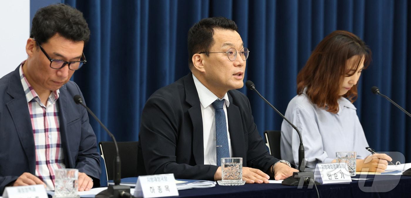 한순기 행정안전부 지방재정경제실장이 15일 세종시 정부세종청사에서 '민생회복 소비쿠폰'의 차질없는 지급을 위한 내용을 설명하고 있다. 행정안전부는 민생회복 소비쿠폰 전담 콜센터(1670-2525)를 18일부터 운영 한다고 밝혔다. ⓒ News1 김기남 기자