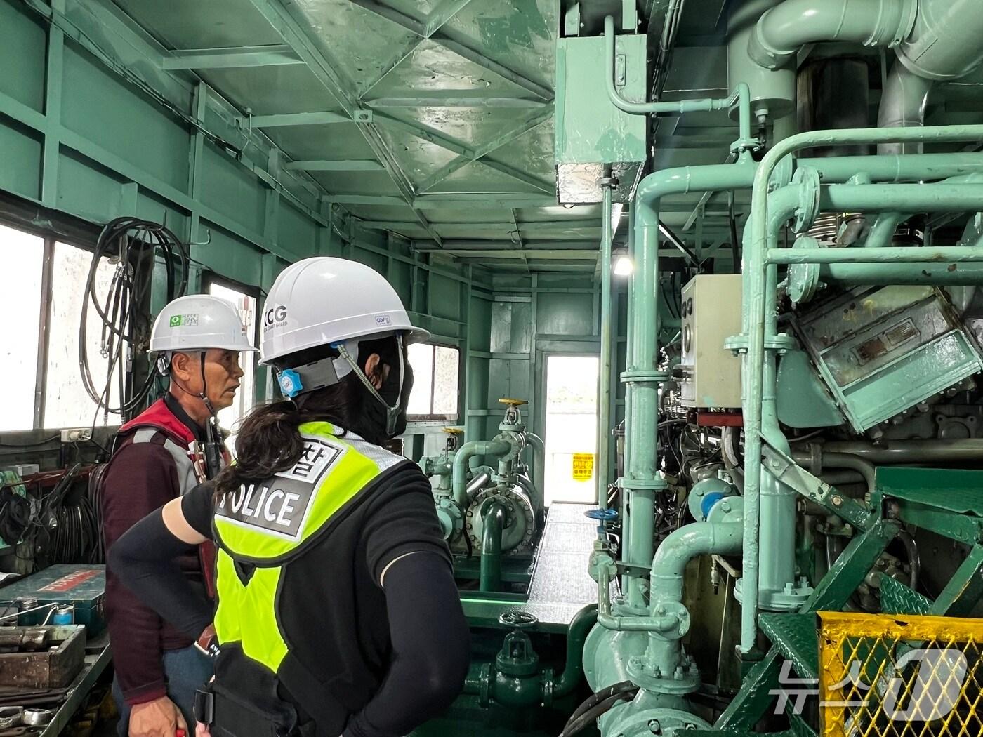 본문 이미지 - 고위험 선박 현장점검중인 보령해경 모습. (보령해경 제공. 재판매 및 DB금지)2025.7.15/뉴스1