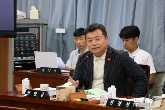 본문 이미지 - 정영균 전남도의원이 전남도 기획실 소관 업무보고에서 질의하고 있다.&#40;전남도의회 제공, 재판매 및 DB 금지&#41;/뉴스1 