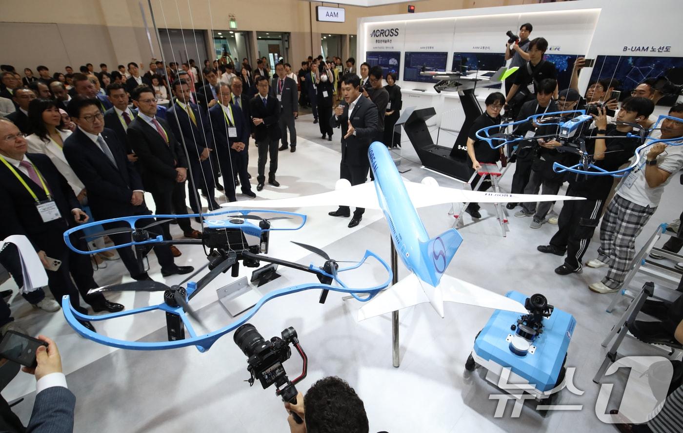 (사진은 기사 내용과 무관함) 15일 부산 해운대구 벡스코 제1전시장에서 열린 '2025 월드 스마트시티 엑스포'에서 참가자들이 대한항공 부스를 찾아 디지털 MRO 항공기 외관검사 자동화 시스템을 살펴보고 있다.  2025.7.15/뉴스1 ⓒ News1 윤일지 기자