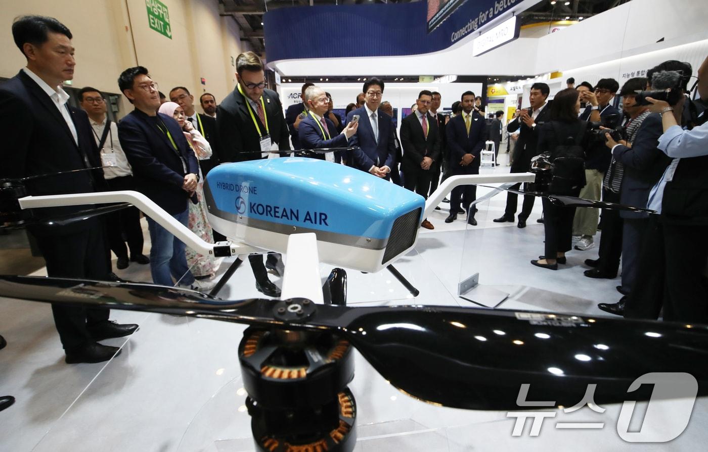 부산 해운대구 벡스코 제1전시장에서 열린 &#39;2025 월드 스마트시티 엑스포&#39;에서 참가자들이 대한항공 부스를 찾아 하이브리드 드론을 살펴보고 있다. &#40;자료사진&#41; 뉴스1 ⓒ News1 윤일지 기자