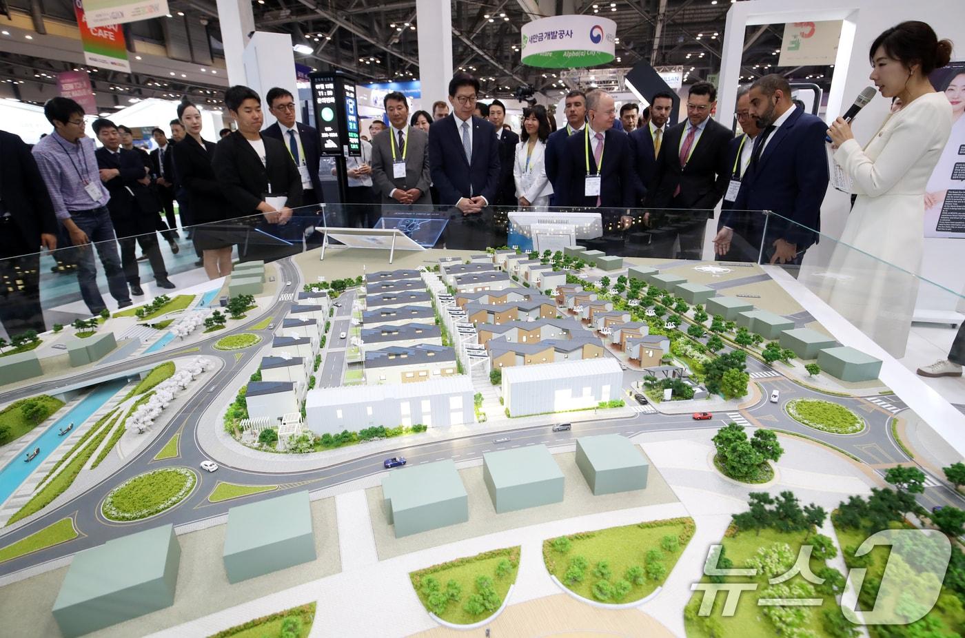 본문 이미지 - 부산 해운대구 벡스코 제1전시장에서 열린 '2025 월드 스마트시티 엑스포'에서 참가자들이 부산시 부스를 찾아 에코델타시티의 스마트시티 시범단지 모형을 살펴보고 있다. (자료사진) ⓒ 뉴스1 윤일지 기자