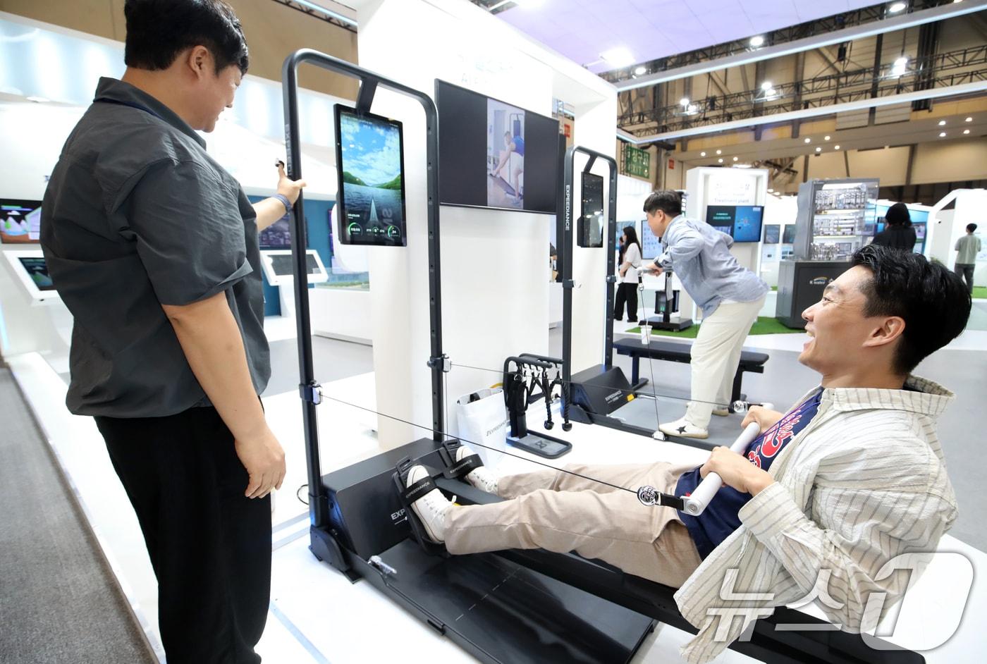 본문 이미지 - 지난해 7월 부산 해운대구 벡스코 제1전시장에서 열린 '2025 월드 스마트시티 엑스포'에서 참가자들이 한국수자원공사 부스를 찾아 AI 헬스케어를 체험하고 있다.  (사진은 기사 내용과 무관함) / 뉴스1 ⓒ News1 